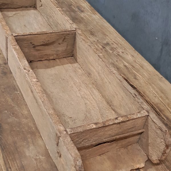 oud houten tray met drie vakken