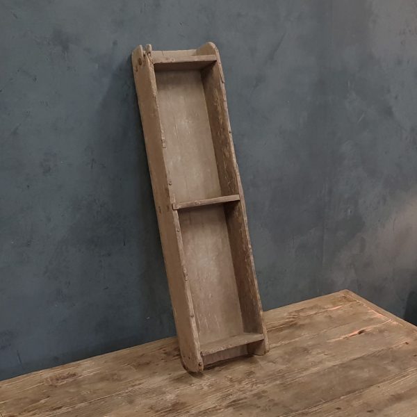 oud houten tray met drie vakken