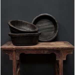 Oude houten bak rond zwart medium