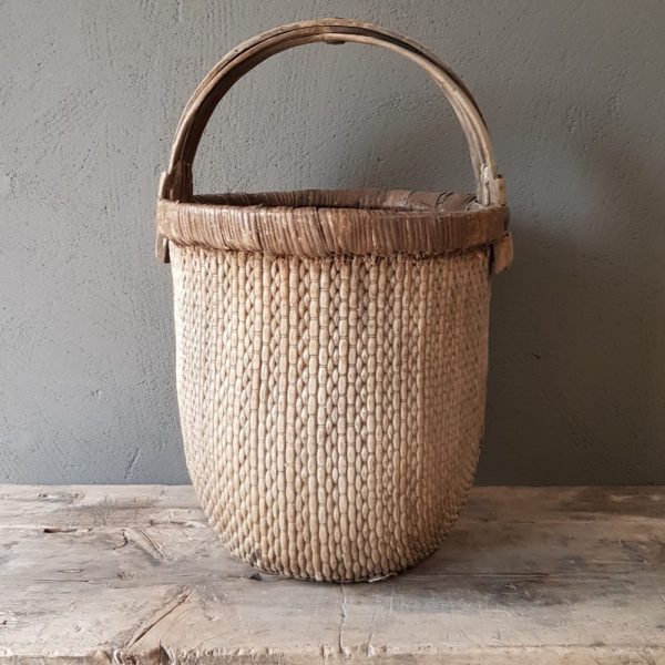 Antieke oosterse mand met hengsel