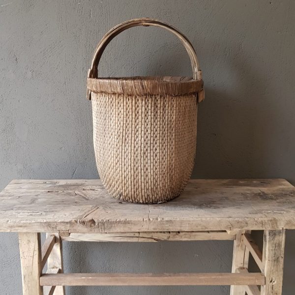 Antieke oosterse mand met hengsel