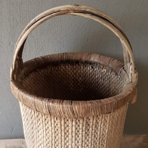 Antieke oosterse mand met hengsel