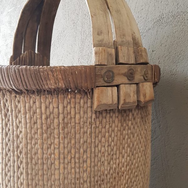 Antieke oosterse mand met hengsel
