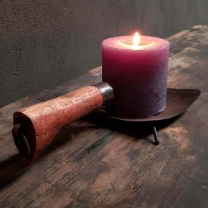IJzeren kandelaar met handvat