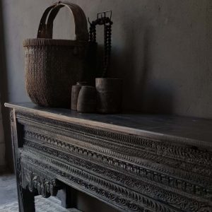 Indiaas wandtafel snijwerk antraciet