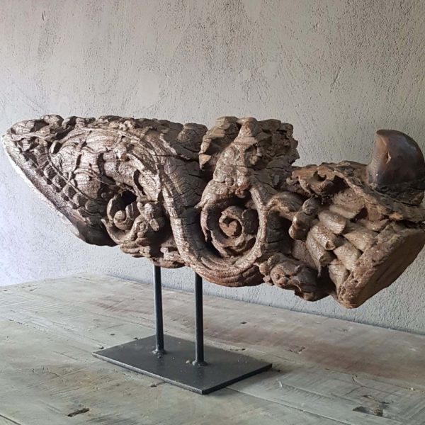 Houtsnijwerk kunstobject op ijzeren standaard