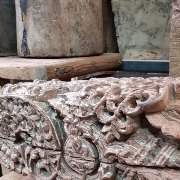 Houtsnijwerk kunstobject op ijzeren standaard