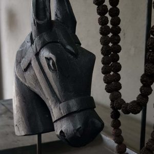 Paardenhoofd op ijzeren standaard