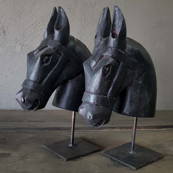 Paardenhoofd op ijzeren standaard