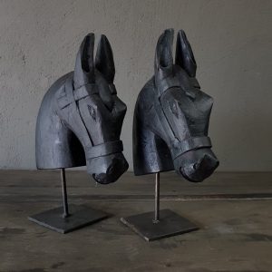 Paardenhoofd op ijzeren standaard