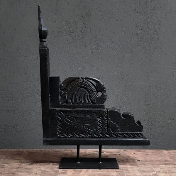 Oud houten ornament op ijzeren standaard