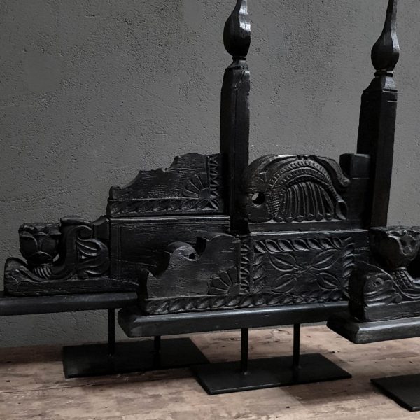 Oud houten ornament op ijzeren standaard