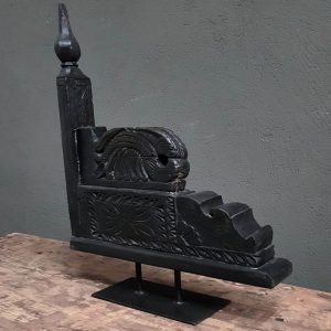 Oud houten ornament op ijzeren standaard