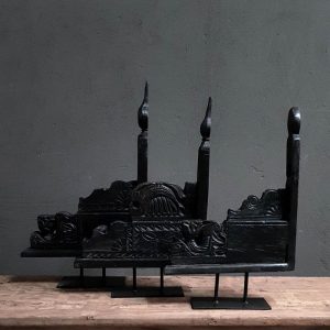 Oud houten ornament op ijzeren standaard