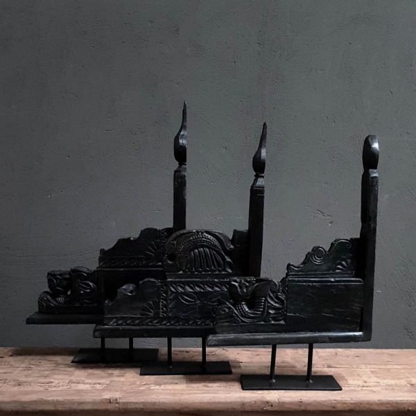 Oud houten ornament op ijzeren standaard