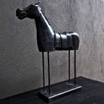 Houten paard op standaard