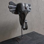 Houten olifantenkop op standaard