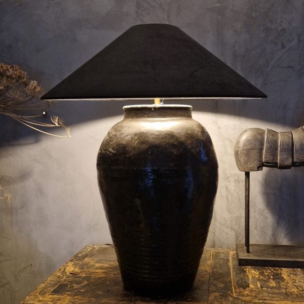 Kruiklamp van oude glazuur pot