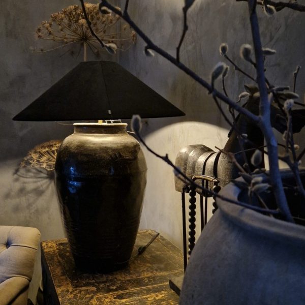 Kruiklamp van oude glazuur pot