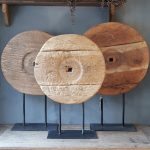 oud houten wiel op ijzeren standaard
