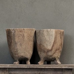 Oude houten pot op pootjes