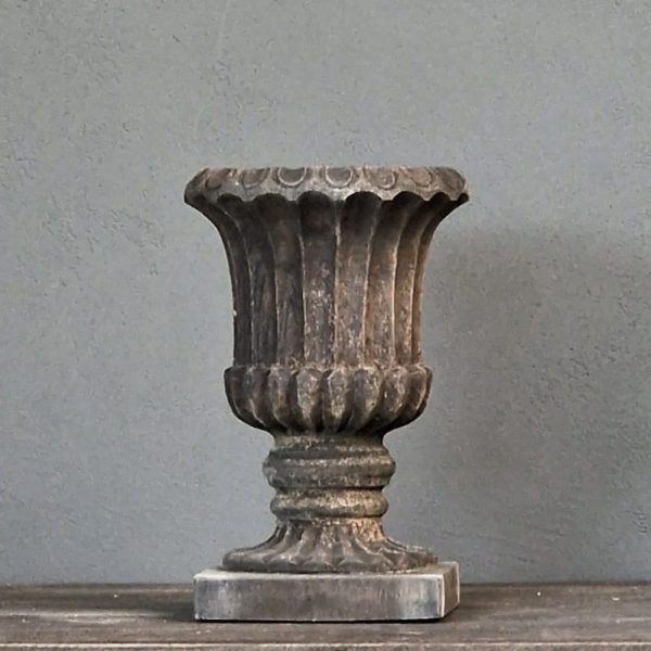 Oude besneden houten pot