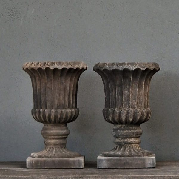 Oude besneden houten pot