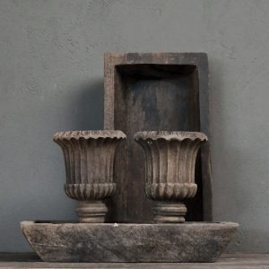Oude besneden houten pot