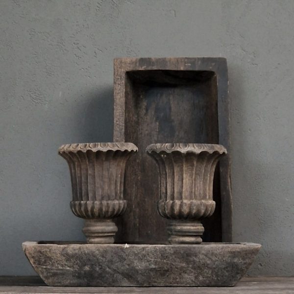 Oude besneden houten pot