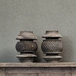 Oude besneden houten pot
